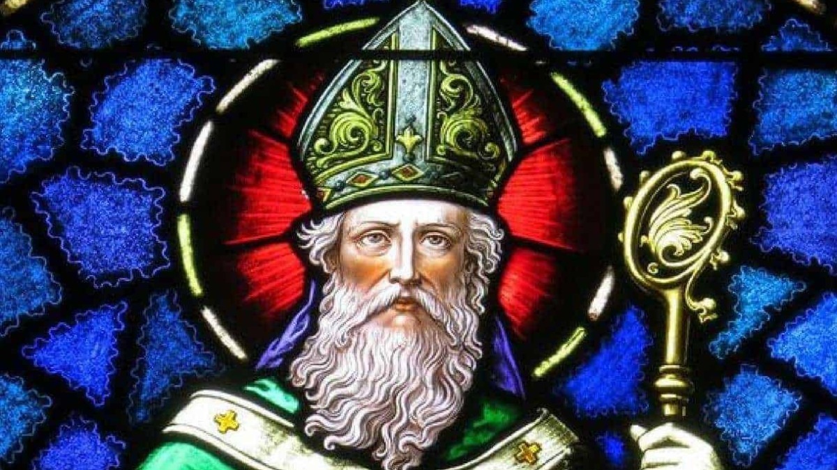Vetro colorato raffigurante San Nicola con mitria e crosiera, simbolo di saggezza e spiritualità, dettagli vivaci e ricchi di simbolismo religioso, ideale per articoli su santi e tradizioni natalizie.
