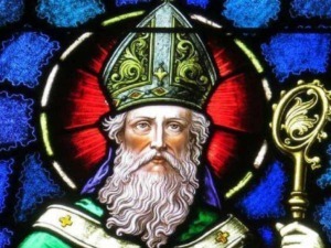 Vetro colorato raffigurante San Nicola con mitria e crosiera, simbolo di saggezza e spiritualità, dettagli vivaci e ricchi di simbolismo religioso, ideale per articoli su santi e tradizioni natalizie.