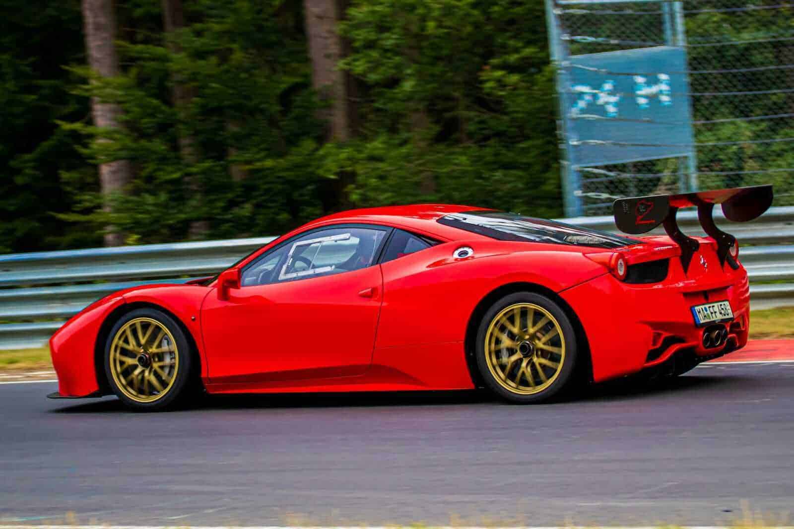 Smartbox esperienza di guida con una Ferrari su pista