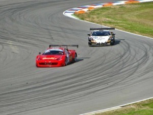 Ferrari da corsa e Lamborghini in gara su circuito, automobili sportivi racing a alta velocità durante una gara di endurance.