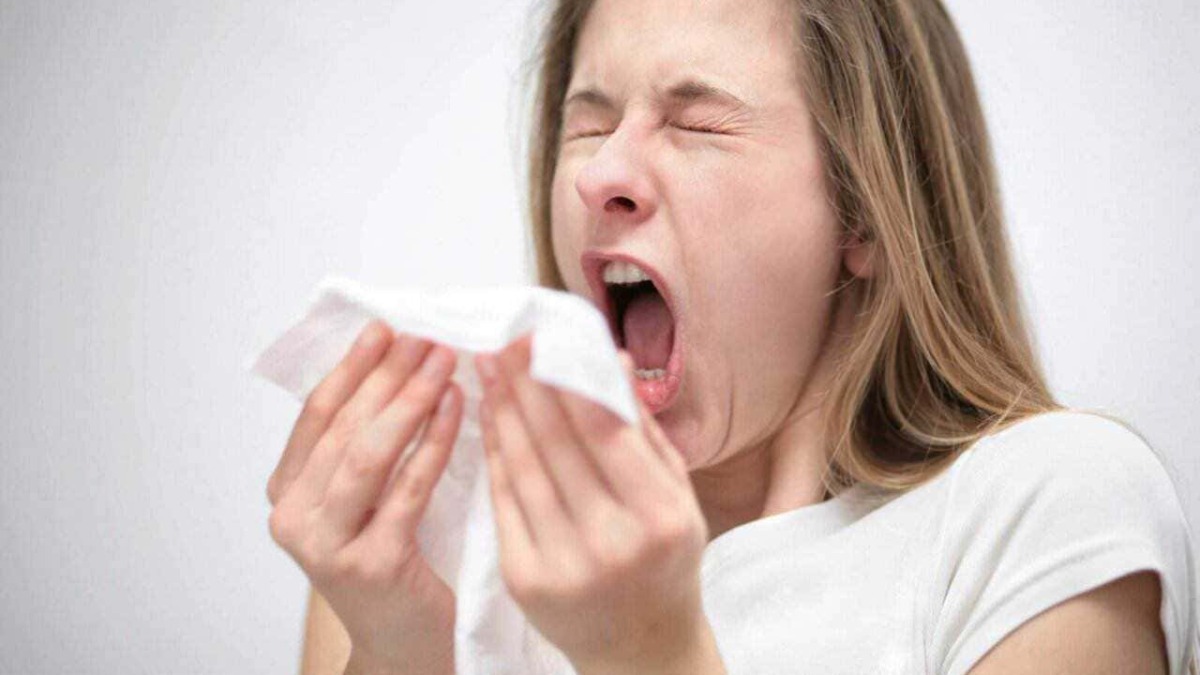 Starnutire e tosse, ragazza con raffreddore, malattia stagionale, cura in casa, sintomi influenza, igiene personale, protezione dalle malattie, igiene delle mani, prevenzione virus, immunità.