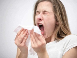 Starnutire e tosse, ragazza con raffreddore, malattia stagionale, cura in casa, sintomi influenza, igiene personale, protezione dalle malattie, igiene delle mani, prevenzione virus, immunità.