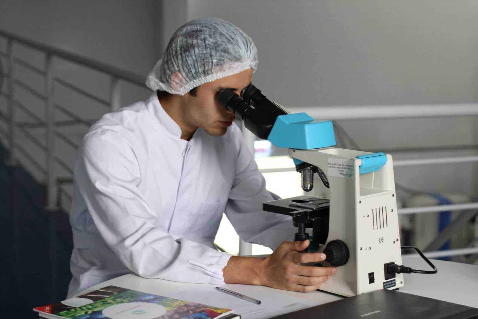 Starnuti 11 cause comuni e rimedi 5 Microscopio professionale in laboratorio, ricercatore che analizza campioni biologici, tecnologia scientifica, innovazione in ricerca, immagine di scienza e biotecnologia.