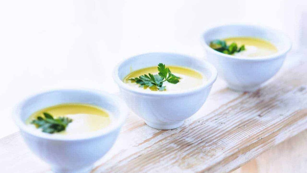 Ricette di cucina, crema di zuppe di verdure, antipasto leggero, brodo vegetale, cucina semplice e salutare, poltiglia di verdure, piatti fatti in casa, idee per l'antipasto.