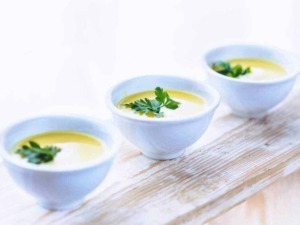 Ricette di cucina, crema di zuppe di verdure, antipasto leggero, brodo vegetale, cucina semplice e salutare, poltiglia di verdure, piatti fatti in casa, idee per l'antipasto.
