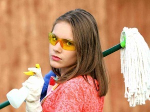 Pulizia e cura della casa, donna con mop e guanti, attenzione ai dettagli domestici, servizi di pulizia professionale, appunti sul blog.