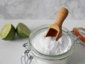 Sale di lime e sale grosso in barattolo con scoiattolo di legno, salsa di limone fresca e sale marino naturale, ideale per cucinare sano e gustoso.