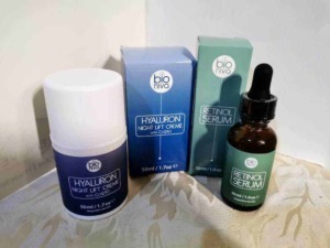Idratazione con sieri viso bio niva, prodotti di bellezza naturale, crema notte hyaluron, siero retinolo, cura della pelle, cosmetici biologici.