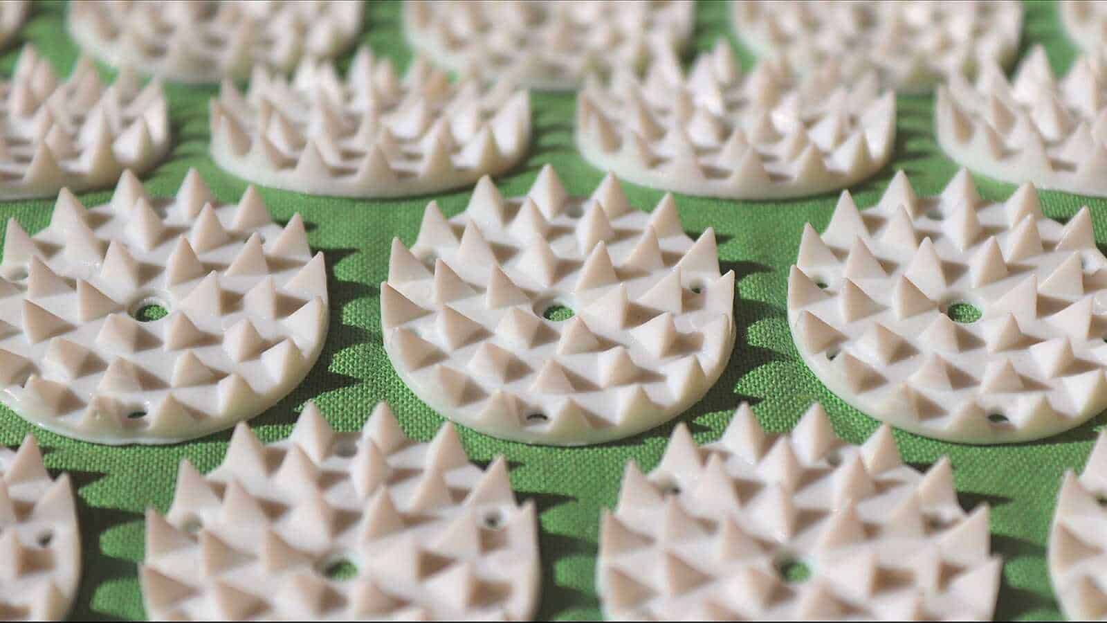 Tappetino per agopressione con punte, utilizzato per alleviare il mal di schiena.