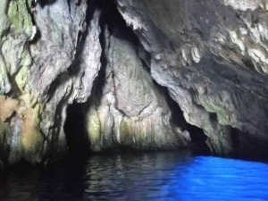 Suggestiva grotta naturale con pareti rocciose e acqua cristallina, ideale per escursioni speleologiche e avventure in natura in Italia.