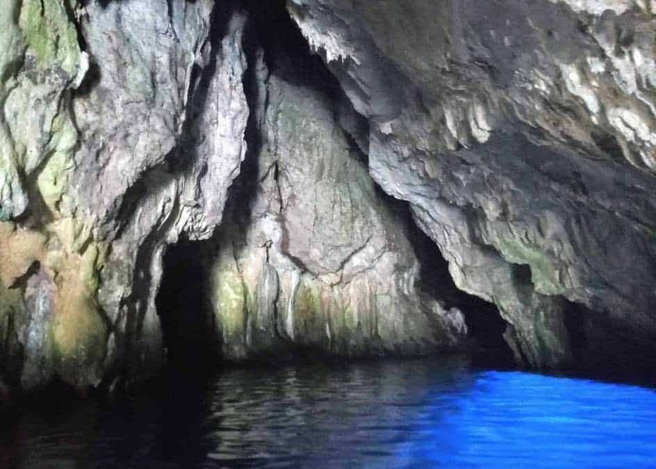Suggestiva grotta naturale con pareti rocciose e acqua cristallina, ideale per escursioni speleologiche e avventure in natura in Italia.