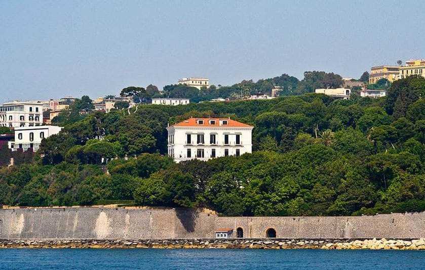 Ville storiche e case di lusso sul mare in zone come Napoli e la Costiera Amalfitana.