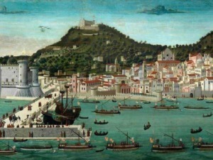 Navigazione nel porto storico di Venezia con caicchi e imbarcazioni d'epoca, sullo sfondo la città e il castello sulla collina.