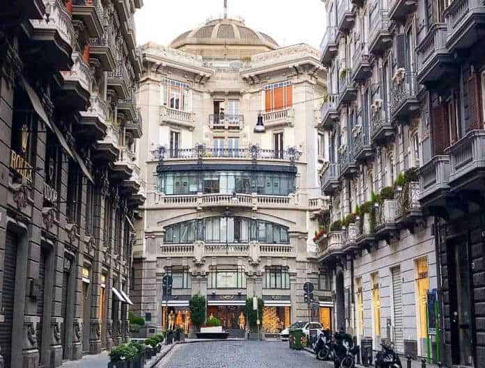 Appartamenti di lusso in centro a Milano, edificio storico con design elegante, balconi e vetrate panoramiche, stile architettonico e urbanistica urbana, perfetto per investimenti immobiliari.