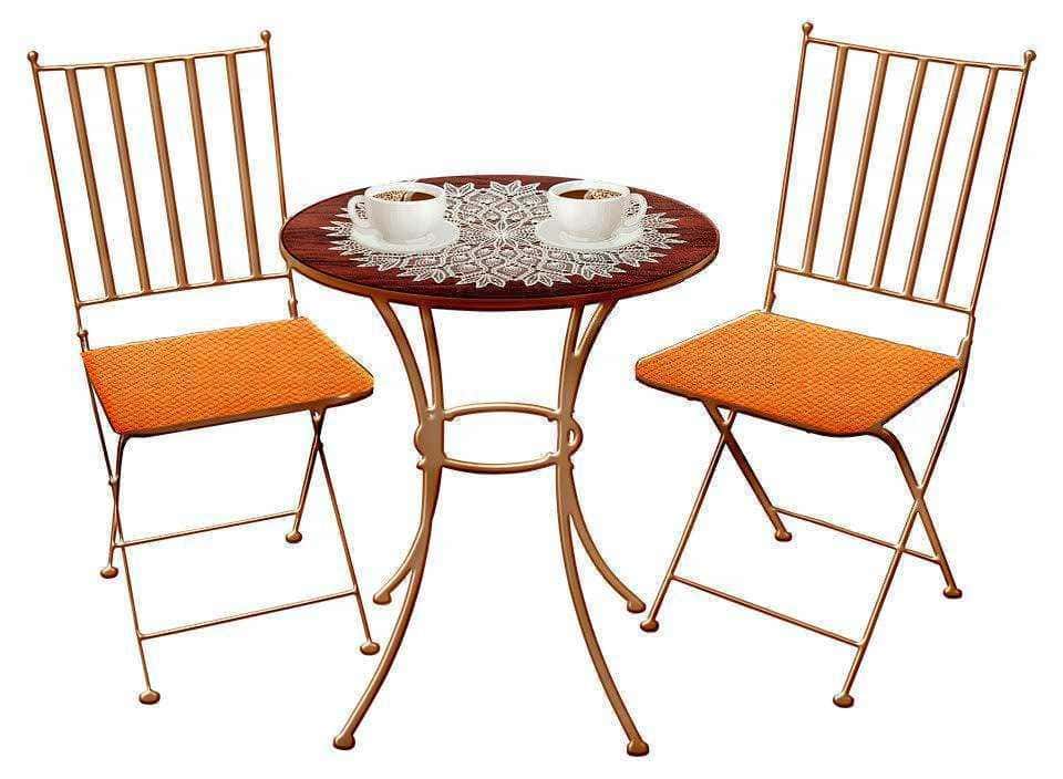 Set di sedie e tavolino in stile vintage metallo verniciato a polvere o resina sintetica, con tazze di tè, decorato con tovaglioli di pizzo, ideale per un blog di lifestyle o arredamento.