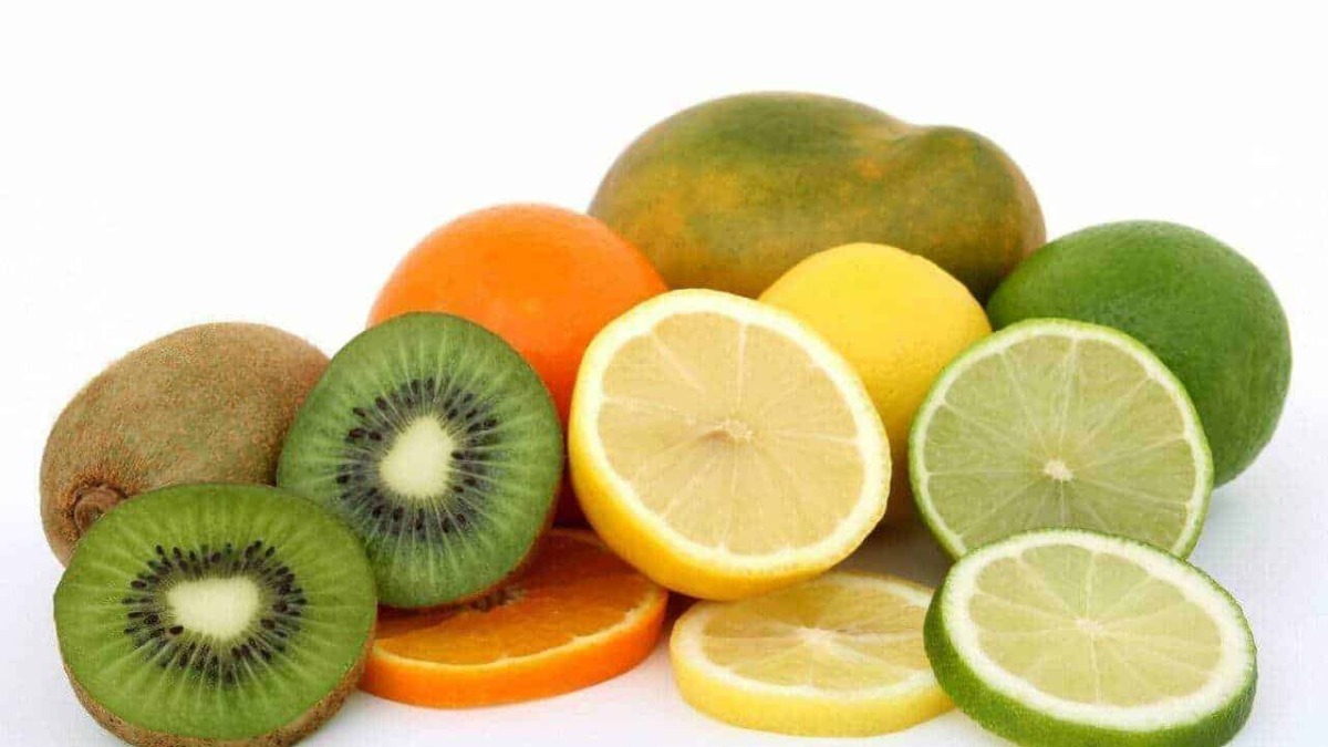 Frutta mista con limoni, kiwi, arance, lime e un pomodoro, ideali per una dieta sana e ricca di vitamine, perfetta per blog di alimentazione e benessere.