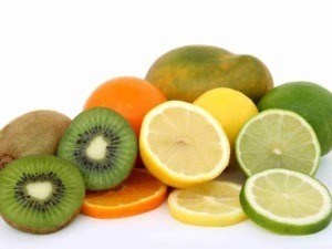 Frutta mista con limoni, kiwi, arance, lime e un pomodoro, ideali per una dieta sana e ricca di vitamine, perfetta per blog di alimentazione e benessere.