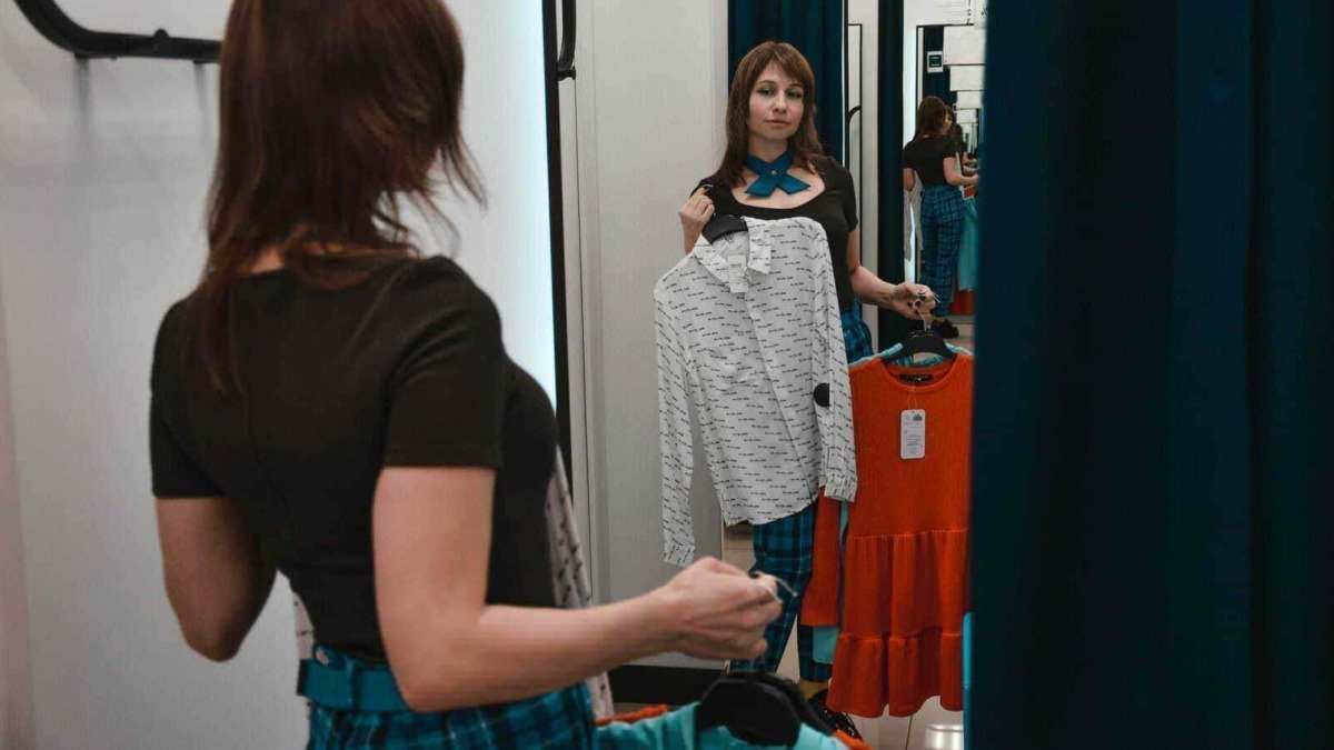 Vestiti alla moda nel negozio di abbigliamento, shopping e stile casual, focus su outfit trendy e accessori fashion, ambientazione in negozio di moda femminile.