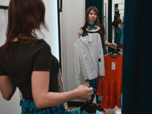 Vestiti alla moda nel negozio di abbigliamento, shopping e stile casual, focus su outfit trendy e accessori fashion, ambientazione in negozio di moda femminile.