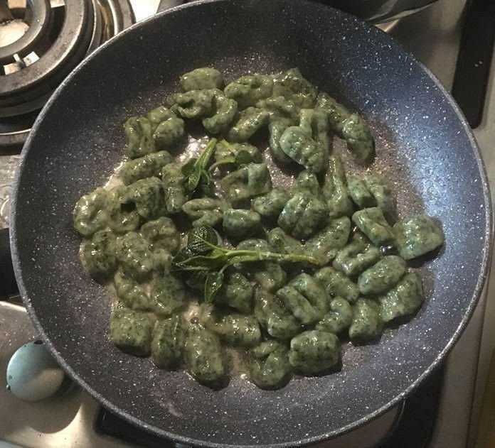 Fagottini di pasta fresca ripieni di spinaci e ricotta cucinati in padella, piatto tradizionale italiano fatto in casa.