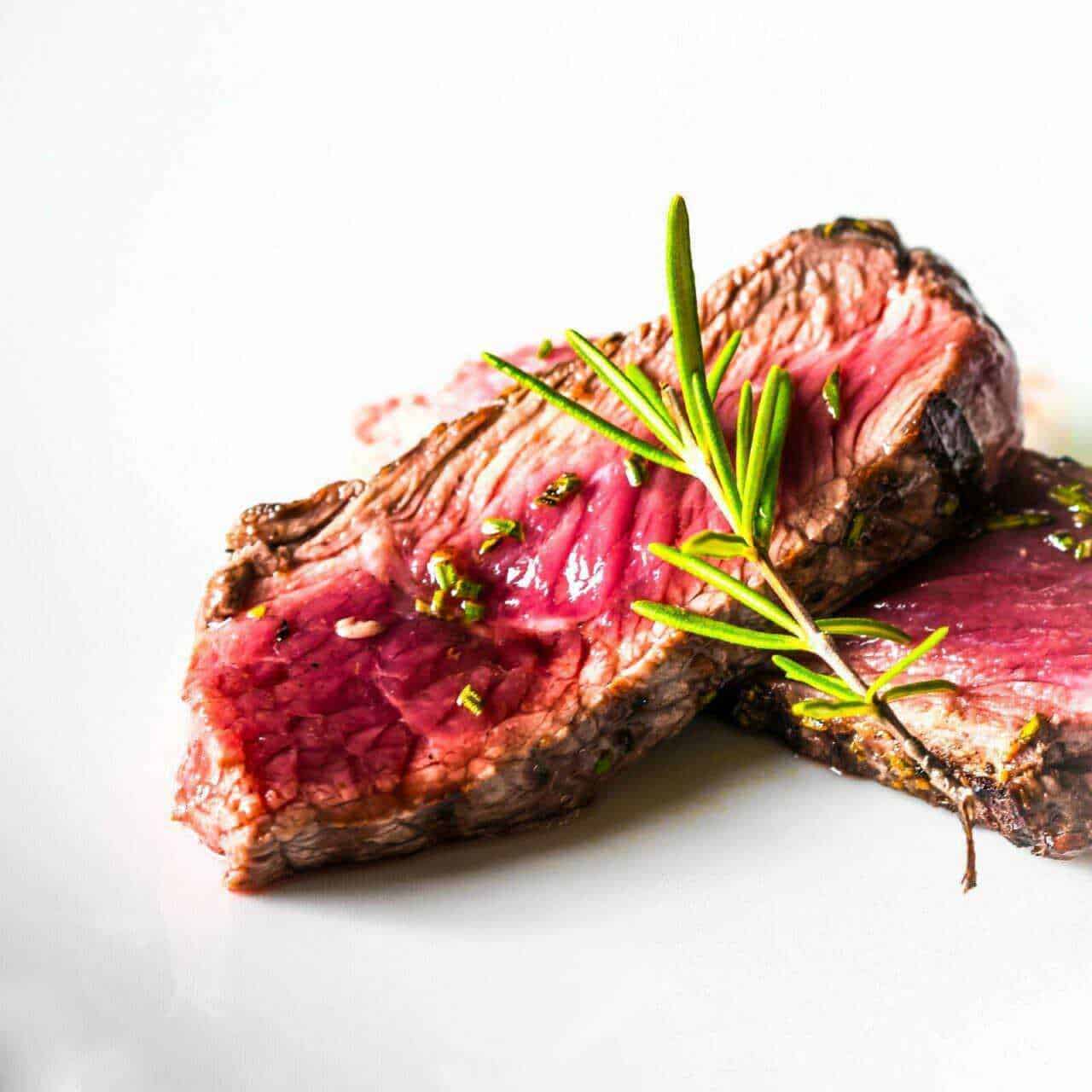 Bistecca alla griglia ben cotta con rosmarino