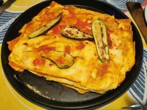 Pomodoro e zucchine su farfalle e lasagna, piatto di pasta italiana, cucina mediterranea, cibo autentico, ricetta italiana, pasto gustoso, piatto di pasta caldo.