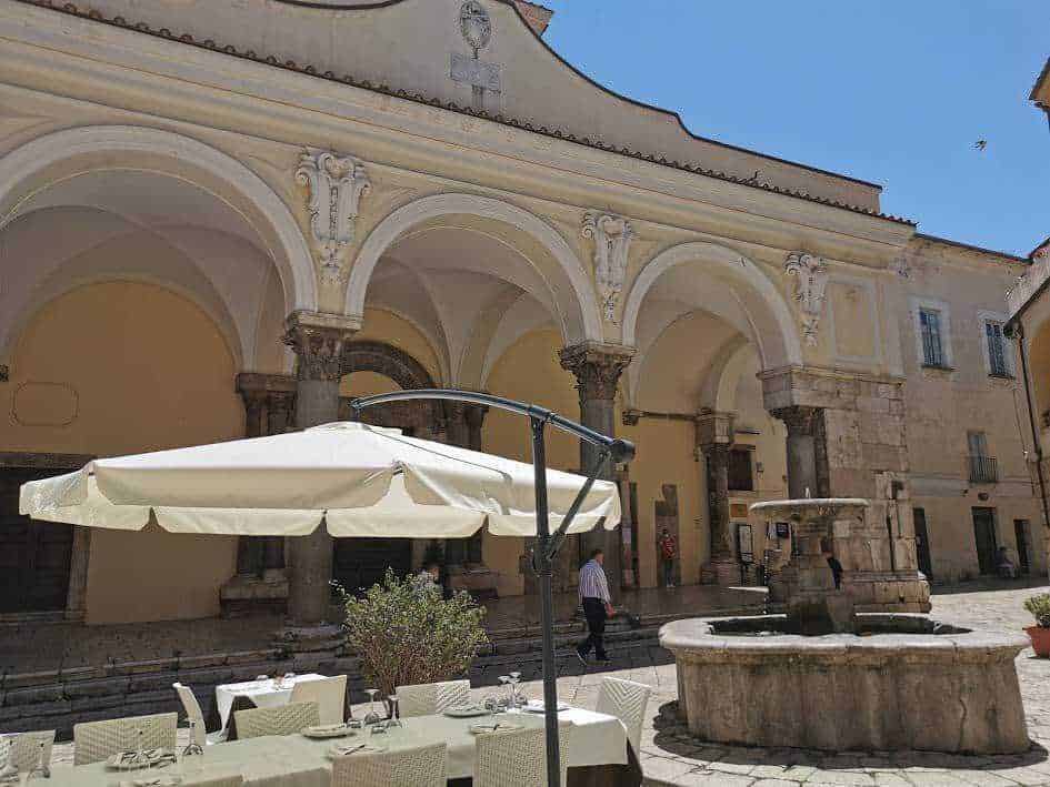 Fonti_architettoniche_di_stile_barocco_in_una_torre_antica_a_centro_storico_di_ortona_italia.