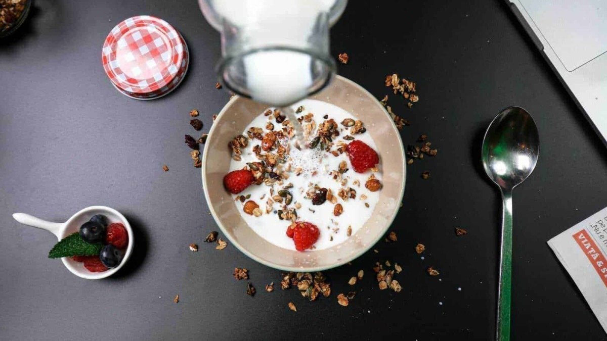 Dieta allo yogurt con ciotola di yogurt bianco e frutti freschi