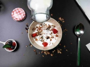 Dieta allo yogurt con ciotola di yogurt bianco e frutti freschi