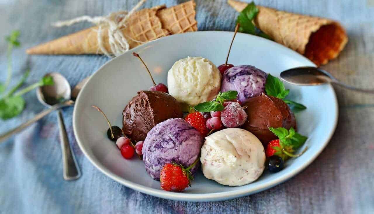 5 Gelati con gelatiera a casa come dal gelataio. 2 Gelato artigianale con gusti alla frutta, cioccolato e vaniglia servito in una ciotola bianca, decorato con frutti di bosco e foglie di menta. Scopri le migliori ricette di gelato fai-da-te su Appunti Sul Blog.
