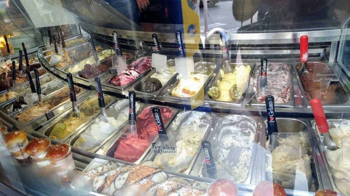 Gelati artigianali in vasche nello store di Appunti Sul Blog, con diversi gusti e aromi, pronti per essere gustati in ogni momento dell'estate.