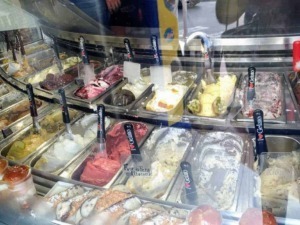 Gelati artigianali in vasche nello store di Appunti Sul Blog, con diversi gusti e aromi, pronti per essere gustati in ogni momento dell'estate.