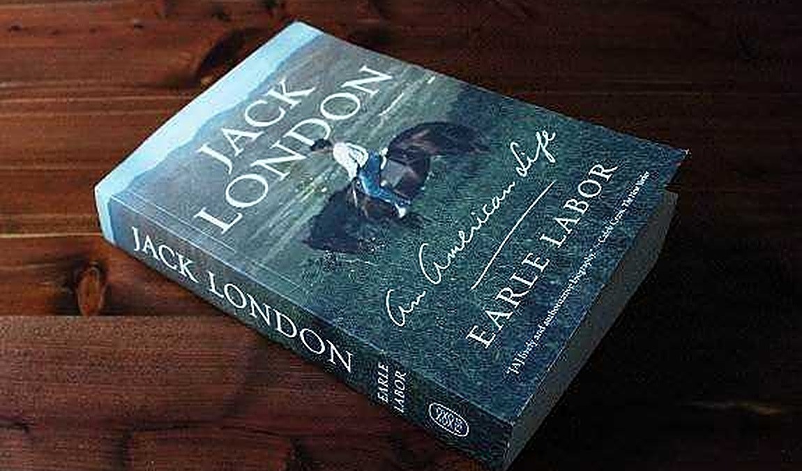 Jack London libro "Come Usare American" su tavolo in legno, copertina visibile, ambientazione calda e accogliente, perfetta per appassionati di letteratura classica americana e avventure.