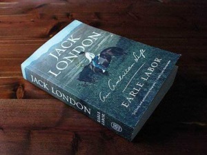 Jack London libro "Come Usare American" su tavolo in legno, copertina visibile, ambientazione calda e accogliente, perfetta per appassionati di letteratura classica americana e avventure.