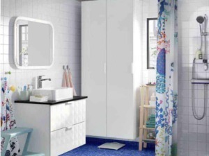 Armadio bagno bianco con tubo doccia e tende colorate, area lavabo con specchio illuminato, mobili e accessori per il benessere e l’igiene in bagno, decorazione originale e funzionale della stanza.