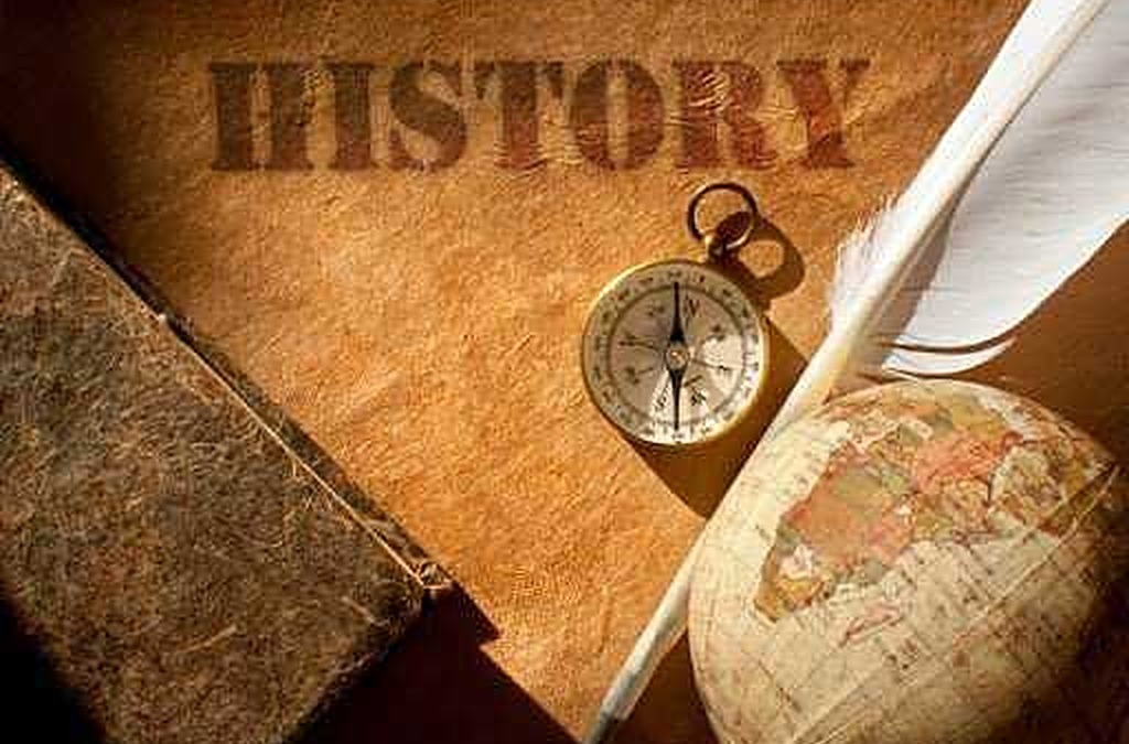 Historico e viaggi, mappa e orologio antico, immagine rappresentativa di studio di storia, esplorazione e avventure nel passato, ideale per articoli su eventi storici e cultura globale.