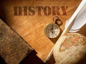 Historico e viaggi, mappa e orologio antico, immagine rappresentativa di studio di storia, esplorazione e avventure nel passato, ideale per articoli su eventi storici e cultura globale.