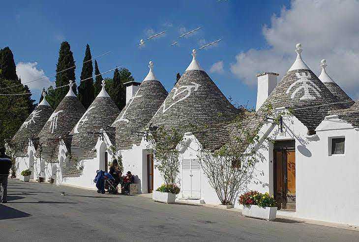 Viaggio in Puglia con Voyage Privé: 7 luoghi più belli da visitare 2 Trulli di Alberobello, case Tradizionali in Puglia, patrimonio UNESCO, architettura pugliese, case in pietra, villaggio di Trulli.