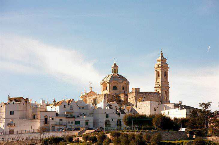 Viaggio in Puglia con Voyage Privé: 7 luoghi più belli da visitare 6 Locorotondo in Puglia, caratteristico borgo antico circolare nella Valle d'Itria