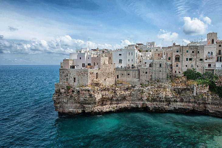 Viaggio in Puglia con Voyage Privé: 7 luoghi più belli da visitare 5 Ville costiere su scogliera, vacanze in Puglia, panorami mozzafiato, case bianche, mare cristallino, turismo in Puglia, destinazioni turistiche italiane, paesaggi marini, vacanze estive, viaggio in Italia.