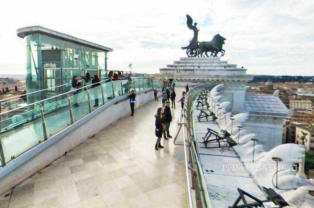 Volo panoramico sul rooftop con vista sulla Statua di Garibaldi e sullo skyline della città, offrendo un'esperienza unica e mozzafiato