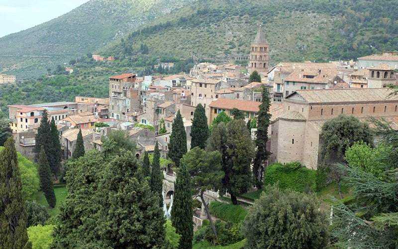 Vistas del centro storico di Pitigliano, con casas antiguas, muros medievales y árboles seculares, inmerso en la naturalez