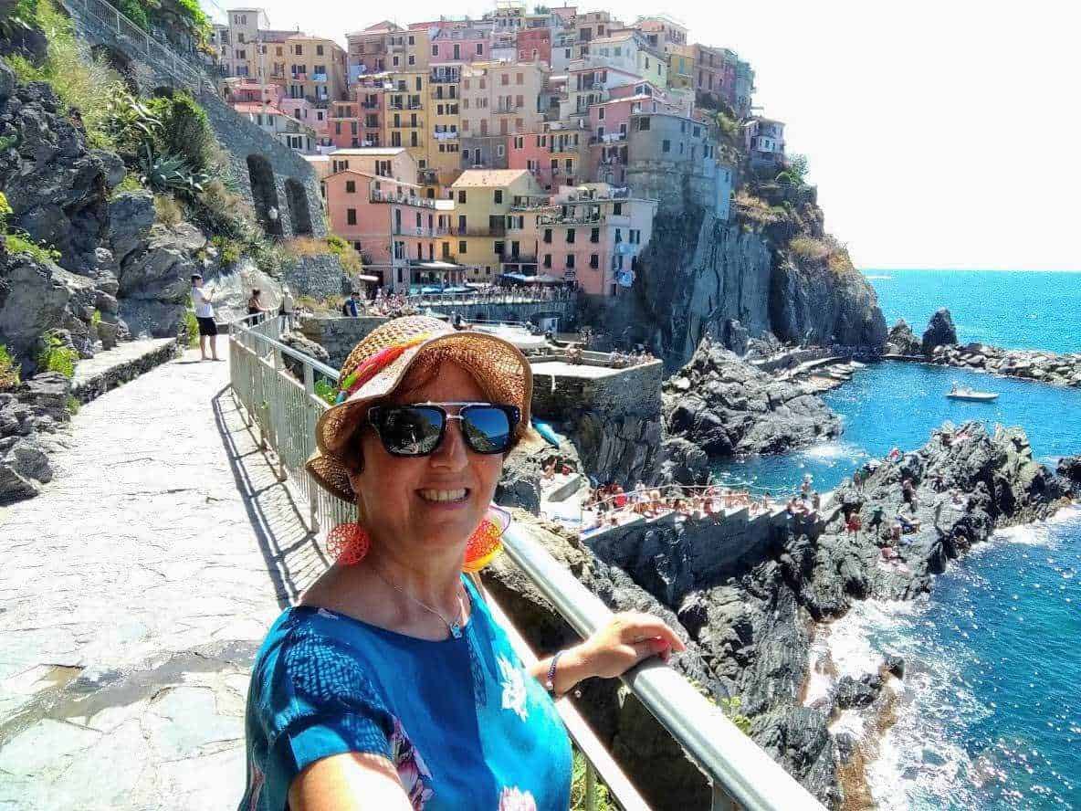 Maggiore scogliera di Riomaggiore nel Parco Nazionale delle, con case colorate di pescatori e una vista panoramica sul mare, ideale per escursioni e fotografia paesaggistica