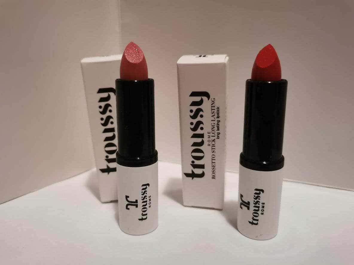 Labbra rosse e vibranti con rossetto in stick di alta qualità, in confezioni eleganti e moderne, perfette per look glamour e di tendenza.