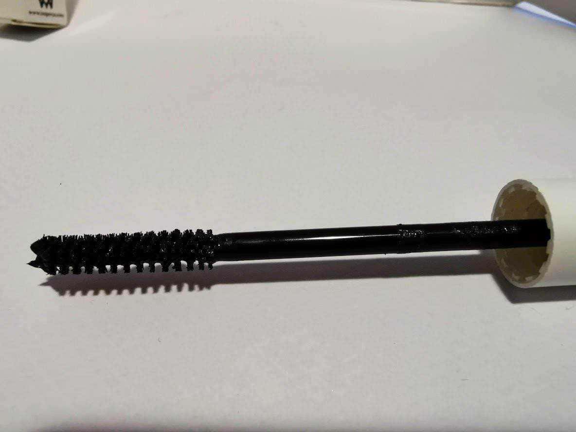 Pennello per applicazione trucco occhi, sponge applicator in nero su sfondo bianco. Utensile cosmetico per makeup occhi, strumenti professionali di bellezza, accessori di make-up.
