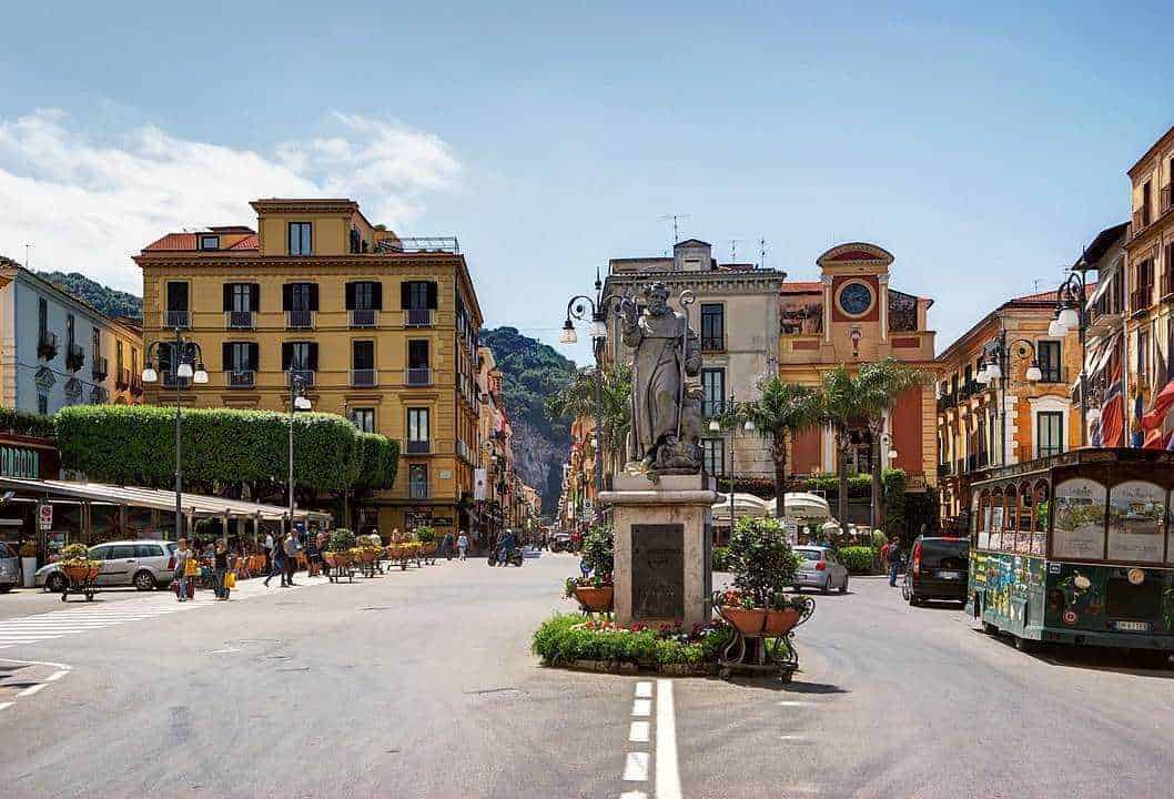 Sorrento, Piazza Tasso con la statua del poeta
