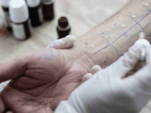 Iniezione di toxina botulinica sulla pelle del braccio, trattamento estetico per alleviare rughe e linee d'espressione. Procedure mediche di cosmetica minimamente invasiva.