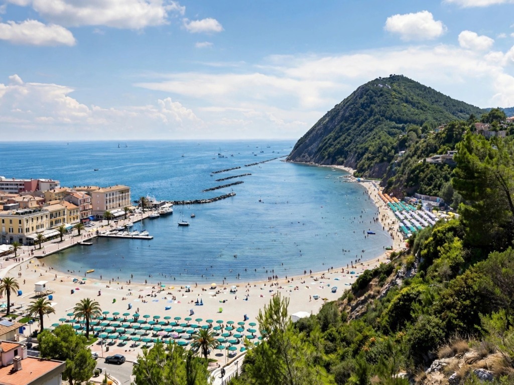 Baia intera di Gabicce con il Monte San Bartolo, la spiaggia e il porticciolo