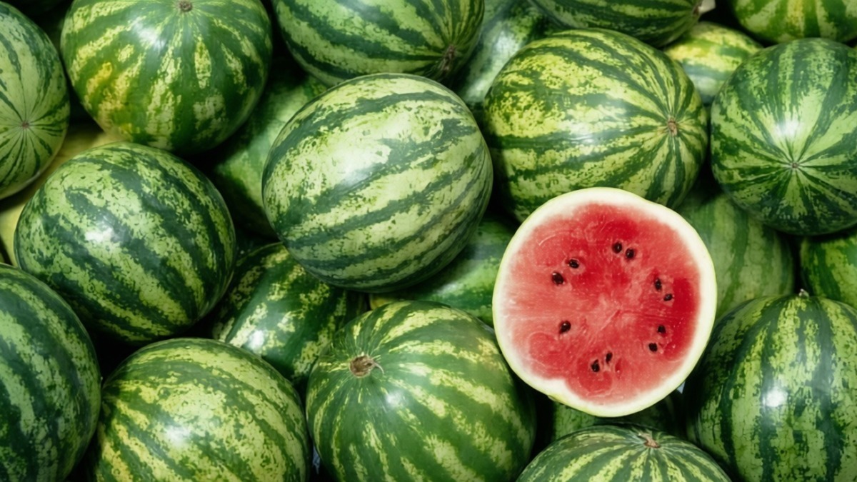Fichi d'acqua maturi e freschi, con una fetta di anguria rossa succosa, perfetti per un'estate rinfrescante e sana, ideali per alimenti naturali e frutta di stagione.