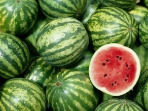 Fichi d'acqua maturi e freschi, con una fetta di anguria rossa succosa, perfetti per un'estate rinfrescante e sana, ideali per alimenti naturali e frutta di stagione.